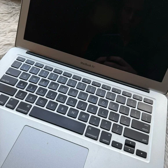 Macbook *Read Description* - Picture 3 of 8